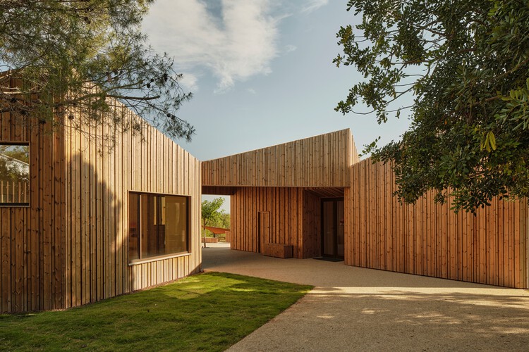Espacio Híbrido Ferozland / Arquitectura Pinea - Fotografía exterior, Arquitectura De Uso Mixto