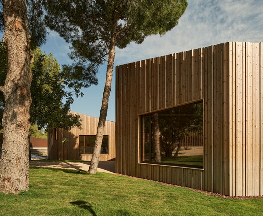 Espacio Híbrido Ferozland / Arquitectura Pinea - Fotografía exterior, Madera