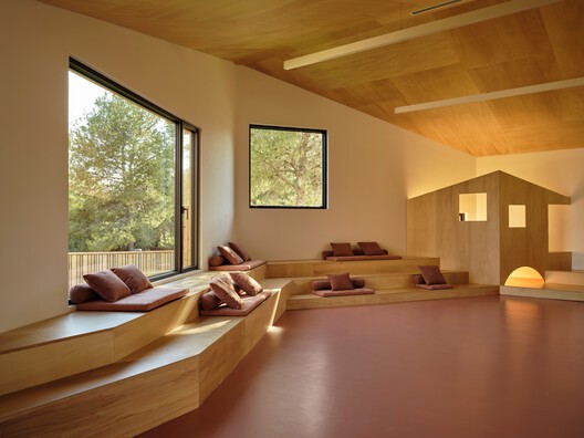 Espacio Híbrido Ferozland / Arquitectura Pinea - Fotografía interior, Sala de estar, Madera