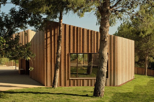 Espacio Híbrido Ferozland / Arquitectura Pinea - Fotografía exterior, Madera