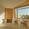 Espacio Híbrido Ferozland / Arquitectura Pinea - Fotografía interior, Arquitectura De Uso Mixto, Sillas