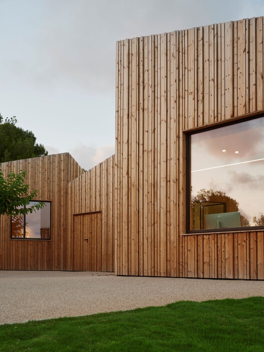 Espacio Híbrido Ferozland / Arquitectura Pinea - Fotografía exterior, Madera