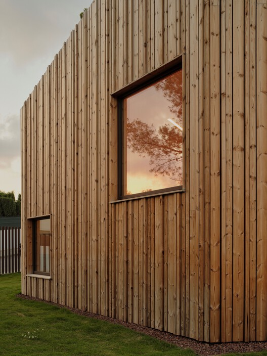 Espacio Híbrido Ferozland / Arquitectura Pinea - Fotografía exterior, Madera
