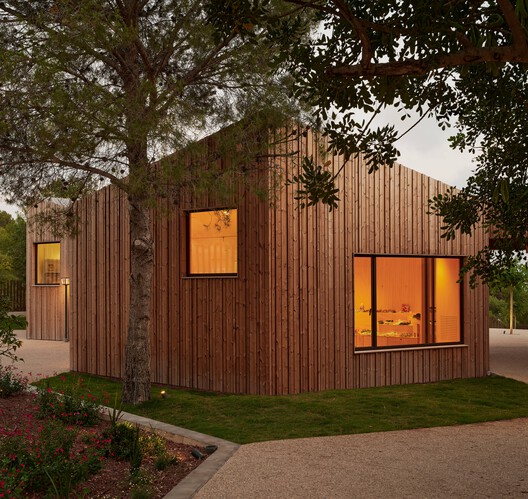 Espacio Híbrido Ferozland / Arquitectura Pinea - Fotografía exterior, Madera