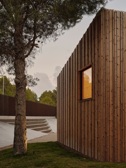 Espacio Híbrido Ferozland / Arquitectura Pinea - Fotografía exterior, Madera