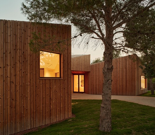 Espacio Híbrido Ferozland / Arquitectura Pinea - Fotografía exterior, Madera