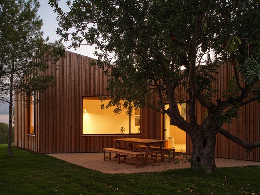 Espacio Híbrido Ferozland / Arquitectura Pinea - Fotografía exterior, Madera