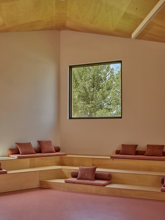 Espacio Híbrido Ferozland / Arquitectura Pinea - Fotografía interior, Sala de estar, Madera