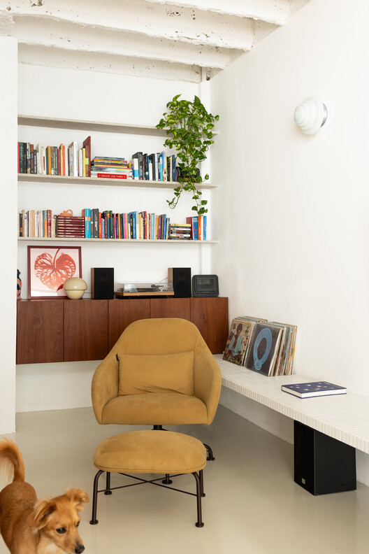 Apartamento Copan A / Balaio Arquitetura - Fotografia de Interiores, Madeira, Iluminação, Prateleira, Mesa, Cadeira