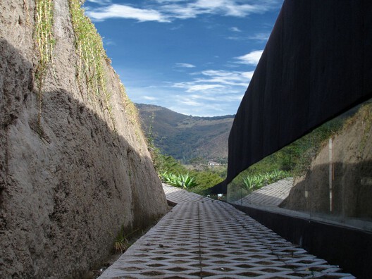 Building with Earth: Traditional Knowledge in Contemporary Architecture  - Image 11 of 18