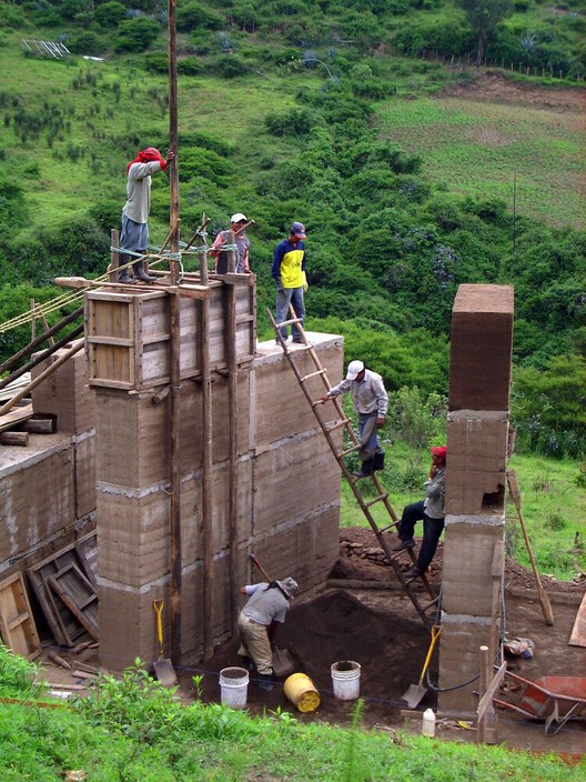 Building with Earth: Traditional Knowledge in Contemporary Architecture  - Image 18 of 18