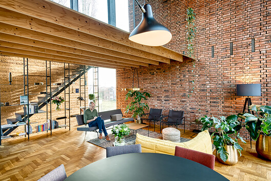 Building with Earth: Traditional Knowledge in Contemporary Architecture  - Image 15 of 18