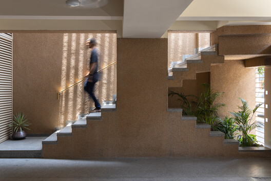 Building with Earth: Traditional Knowledge in Contemporary Architecture  - Image 2 of 18