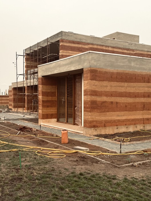 Building with Earth: Traditional Knowledge in Contemporary Architecture  - Image 8 of 18