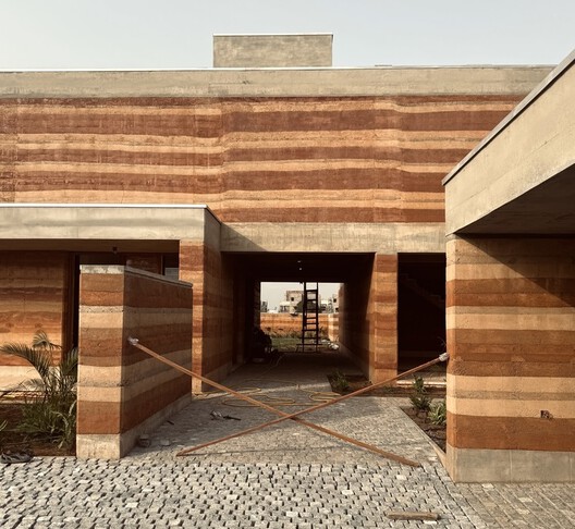 Building with Earth: Traditional Knowledge in Contemporary Architecture  - Image 4 of 18