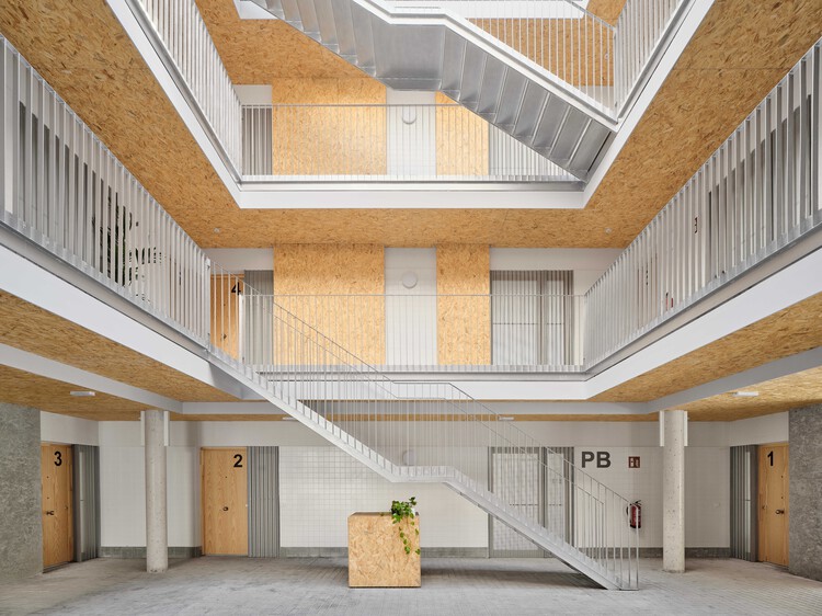 24 Viviendas Sociales / Edificio 4RQ en Igualada + MBM Arquitectes - Fotografía Interiores, Madera