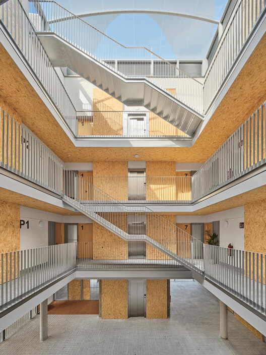 24 Viviendas Sociales en Igualada / 4RQ arquitectura + MBM Arquitectes 24 Viviendas Sociales en Igualada / 4RQ arquitectura + MBM Arquitectes - Imagen 4 de 26