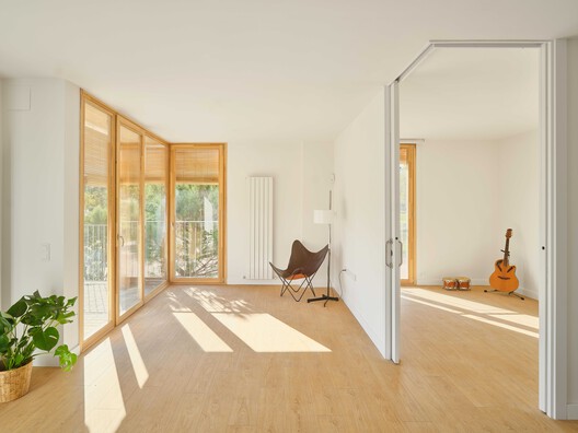 24 Viviendas Sociales en Igualada / 4RQ arquitectura + MBM Arquitectes 24 Viviendas Sociales en Igualada / 4RQ arquitectura + MBM Arquitectes - Fotografía interior, Madera, Puerta