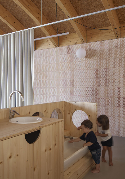 Nursery School in Muro / BOS Arquitectes - Interior Photography, Bathroom, Wood