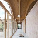 Escuela de Muros Infantiles/BOS Arquitectes - Fotografía de Interiores, Arco, Arcada, Pilares, Fijación de Vigas