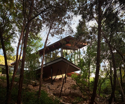 Falling Leaves House / Bercy Fadel + Partners