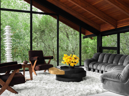 Falling Leaves House / Bercy Fadel + Partners - Interior Photography, Living Room, Sofa, Wood, Lighting, Chair, Table