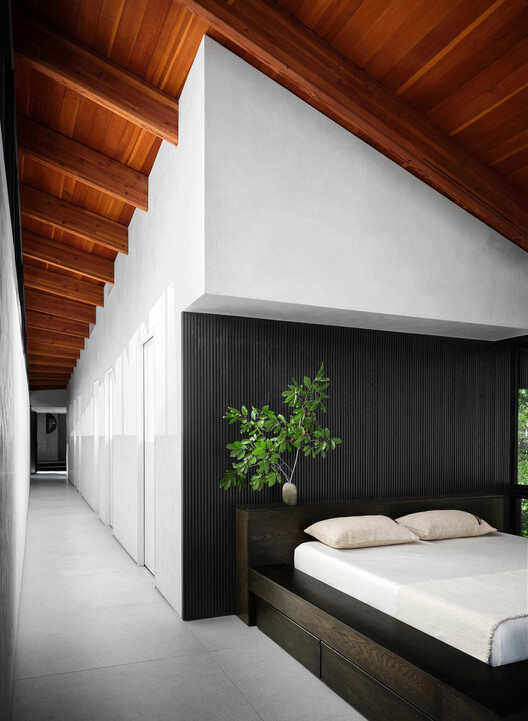 Falling Leaves House / Bercy Fadel + Partners - Interior Photography, Bedroom, Wood, Lighting, Bed