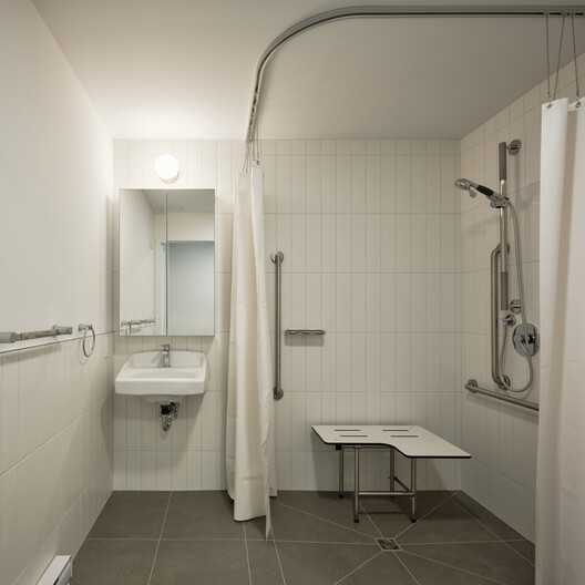 Place Tenaquip - Affordable Housing Units / L. McComber  - Interior Photography, Bathroom, Toilet, Sink, Shower