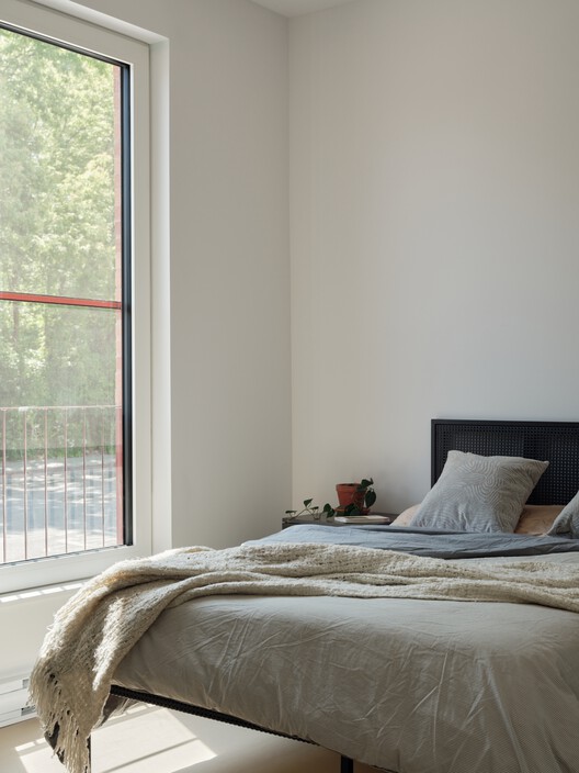 Place Tenaquip - Affordable Housing Units / L. McComber  - Interior Photography, Bedroom, Bed