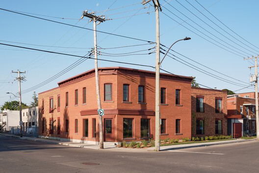 Place Tenaquip - Affordable Housing Units / L. McComber