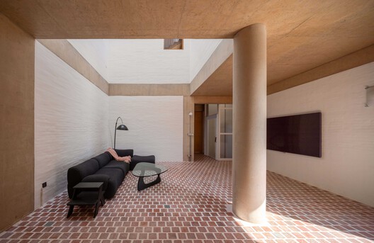 Guangdong Brick House / WUWU Atelier, ADINJU - Interior Photography, Living Room, Wood, Brick, Concrete