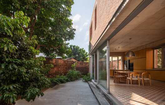 Guangdong Brick House / WUWU Atelier, ADINJU - Exterior Photography, Brick, Door