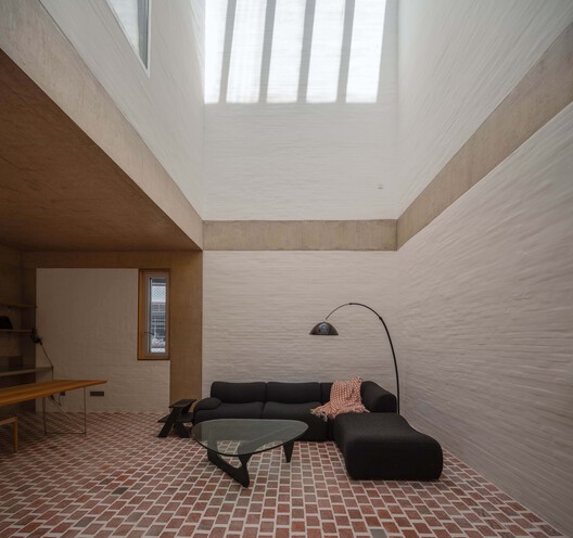 Guangdong Brick House / WUWU Atelier, ADINJU - Interior Photography, Living Room, Wood, Concrete