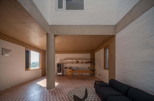 Guangdong Brick House / WUWU Atelier, ADINJU - Interior Photography, Living Room, Wood, Concrete