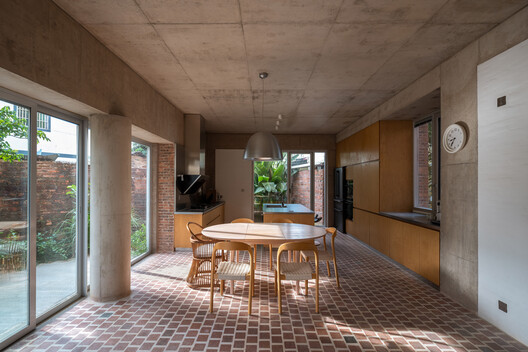 Guangdong Brick House / WUWU Atelier, ADINJU - Interior Photography, Dining room, Wood, Brick, Concrete