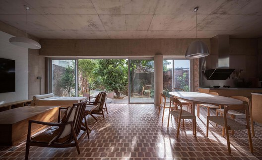 Guangdong Brick House / WUWU Atelier, ADINJU - Interior Photography, Dining room, Wood, Brick, Concrete, Chair