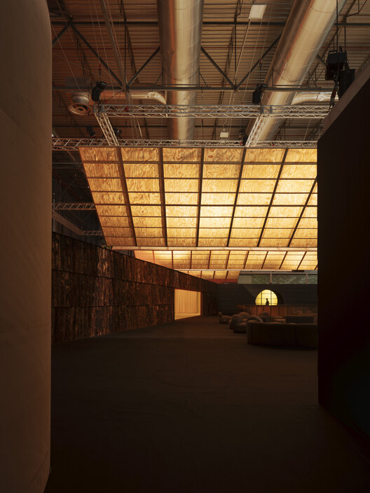 Guest Lounge 350.000 Ha / Manuel Bouzas + salazarsequeromedina Guest Lounge 350.000 Ha / Manuel Bouzas + salazarsequeromedina - Image 8 of 23