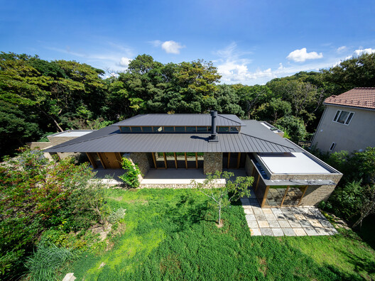 House at the Urban-Nature Threshold / Teitakusubako + Yusuke Igarashi Architects - Exterior Photography, Garden, Courtyard