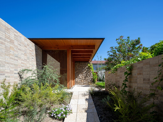 House at the Urban-Nature Threshold / Teitakusubako + Yusuke Igarashi Architects - Image 6 of 26