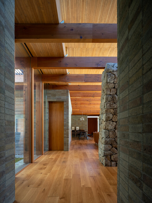 House at the Urban-Nature Threshold / Teitakusubako + Yusuke Igarashi Architects - Interior Photography, Wood, Brick, Beam