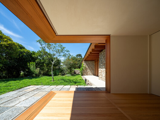 House at the Urban-Nature Threshold / Teitakusubako + Yusuke Igarashi Architects - Image 4 of 26