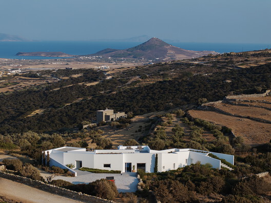 LofoS Residence / React Architects - Image 1 of 26