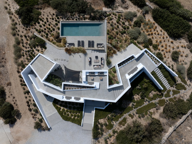 LofoS Residence / React Architects - Image 2 of 26