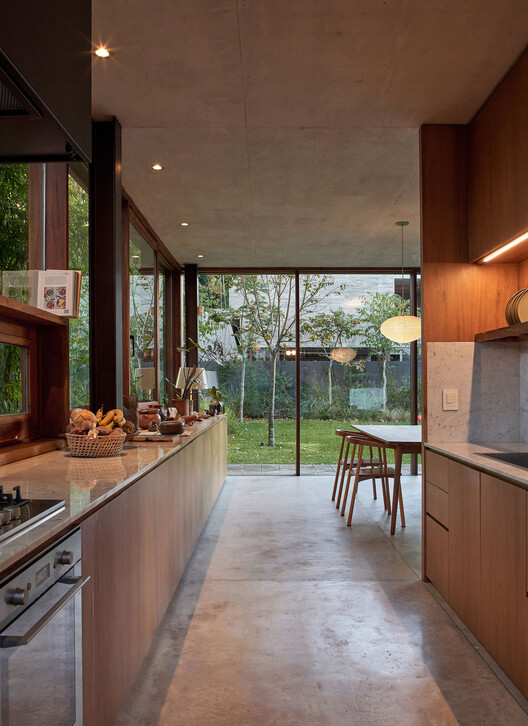 Casa LUAA / Ana Smud - Fotografía interior, Cocina, Madera, Puerta