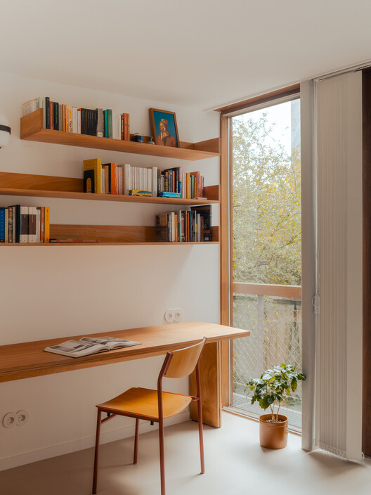 Trommel Apartment / PLNLstudio - Interior Photography, Wood, Shelving, Chair