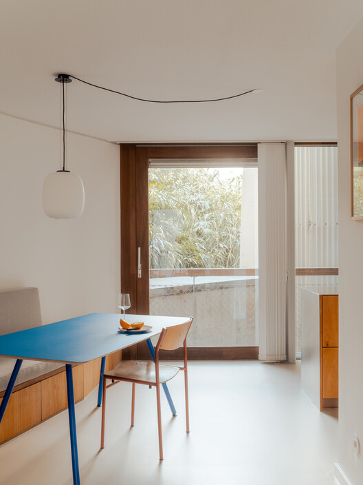 Trommel Apartment / PLNLstudio - Interior Photography, Dining room, Wood, Table, Lighting, Chair