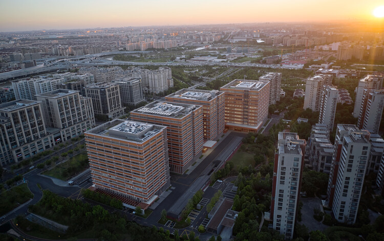 上海现代汽车服务产业集聚区尚鸿商务中心 / 致正建筑工作室 - 建筑图