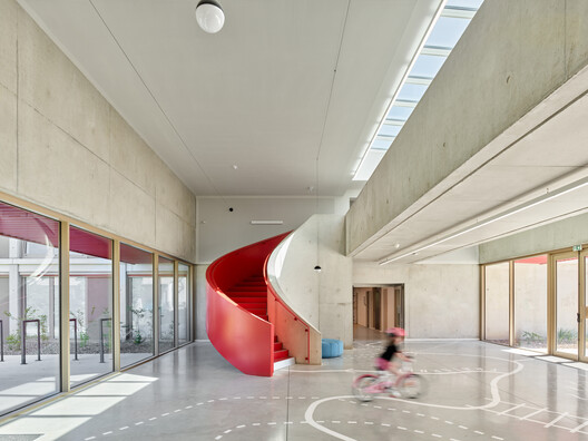 School Complex of the Olive Tree / GGR architectes - Image 4 of 30