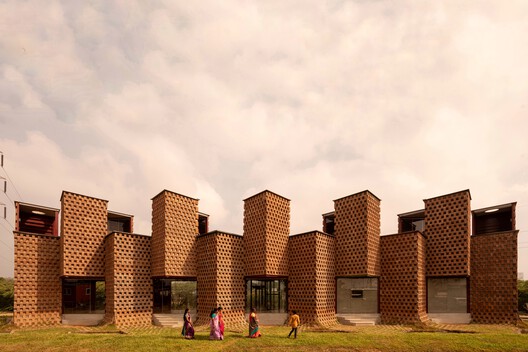 Petti Restaurant / Wallmakers