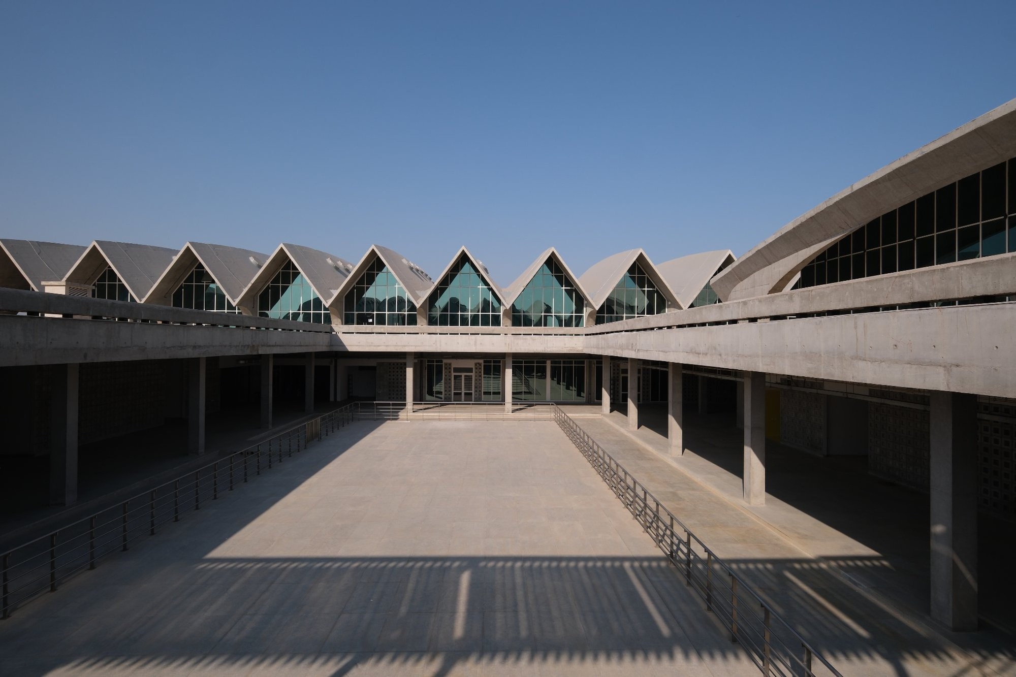Galeria de Complexo Esportivo e Cultural do IIT Hyderabad / IITH Campus ...